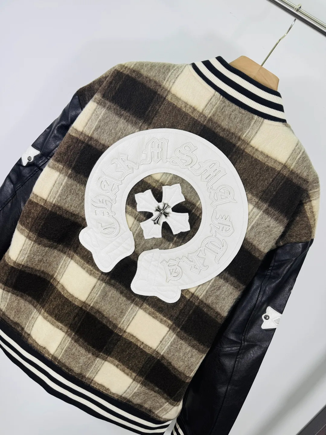 P520 top version 🐮 Real shot without P, ​​different from market products] Chrome Hearts 🍁Winter clothing is coming🍁 Sanskrit cross woolen leather sleeves spliced ​​baseball embroidered cotton jacket, heavy embroidery ➕ both sleeves and whole leather, counter synchronization, heavy industry! ! Customized version of thickened woolen fabric, silk lining, customized version of hardware, not the ordinary version on the market! ! Recommended color: wool plaid with leather Code numbers: S, M, L, XL